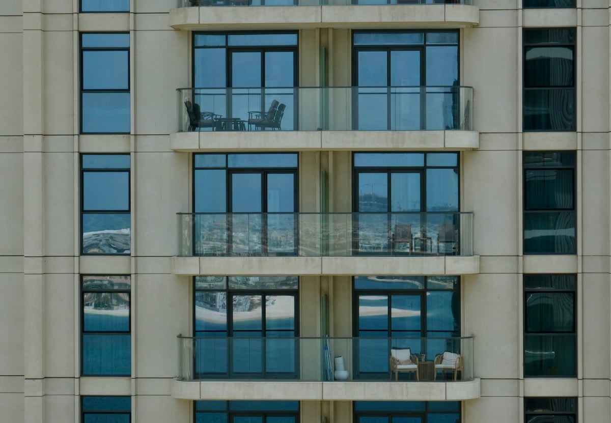Edificio residencial contemporáneo con balcones y vista al mar, activo representado por MI Capital
