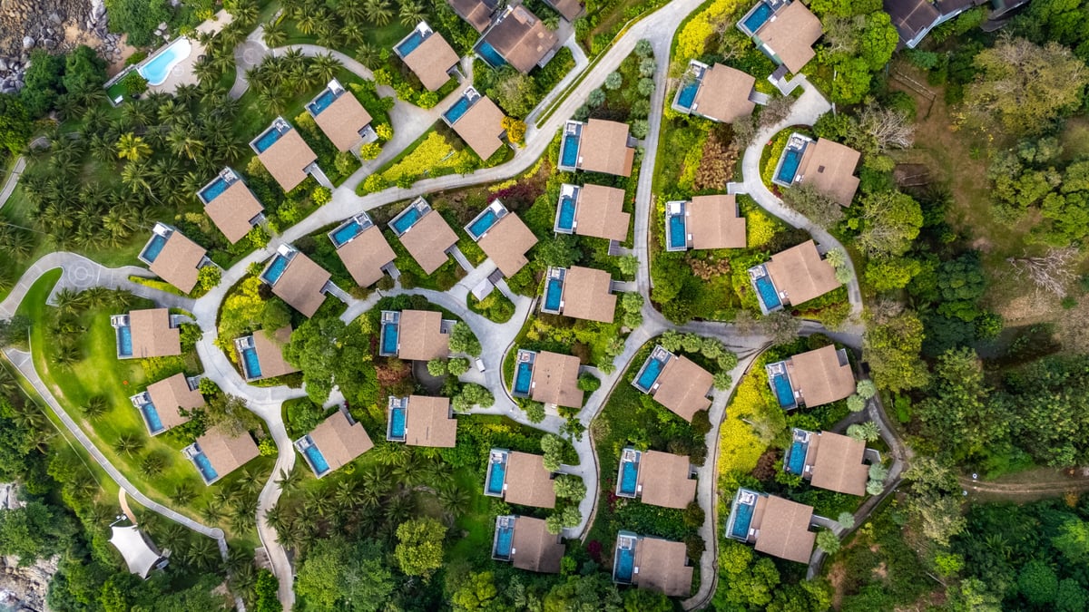Residencias cercanas a la costa con áreas comunes y vegetación, activo representado por MI Capital