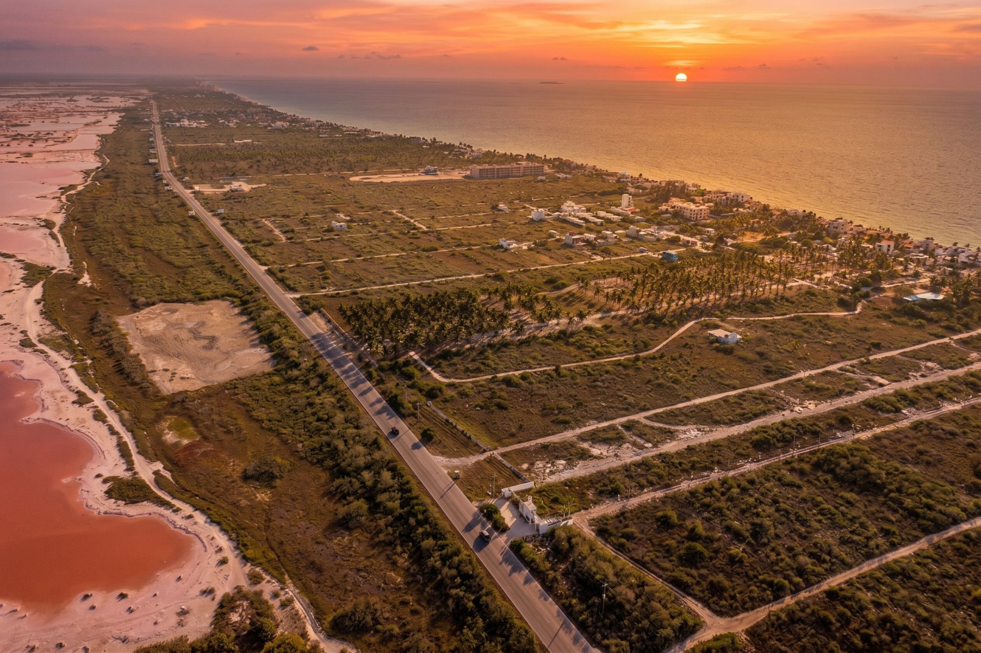 Vista aérea de campos agrícolas y estanques salinos al atardecer en la costa de Yucatán