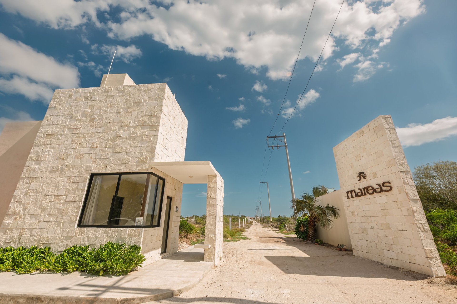 Edificios modernos de piedra blanca con arquitectura geométrica