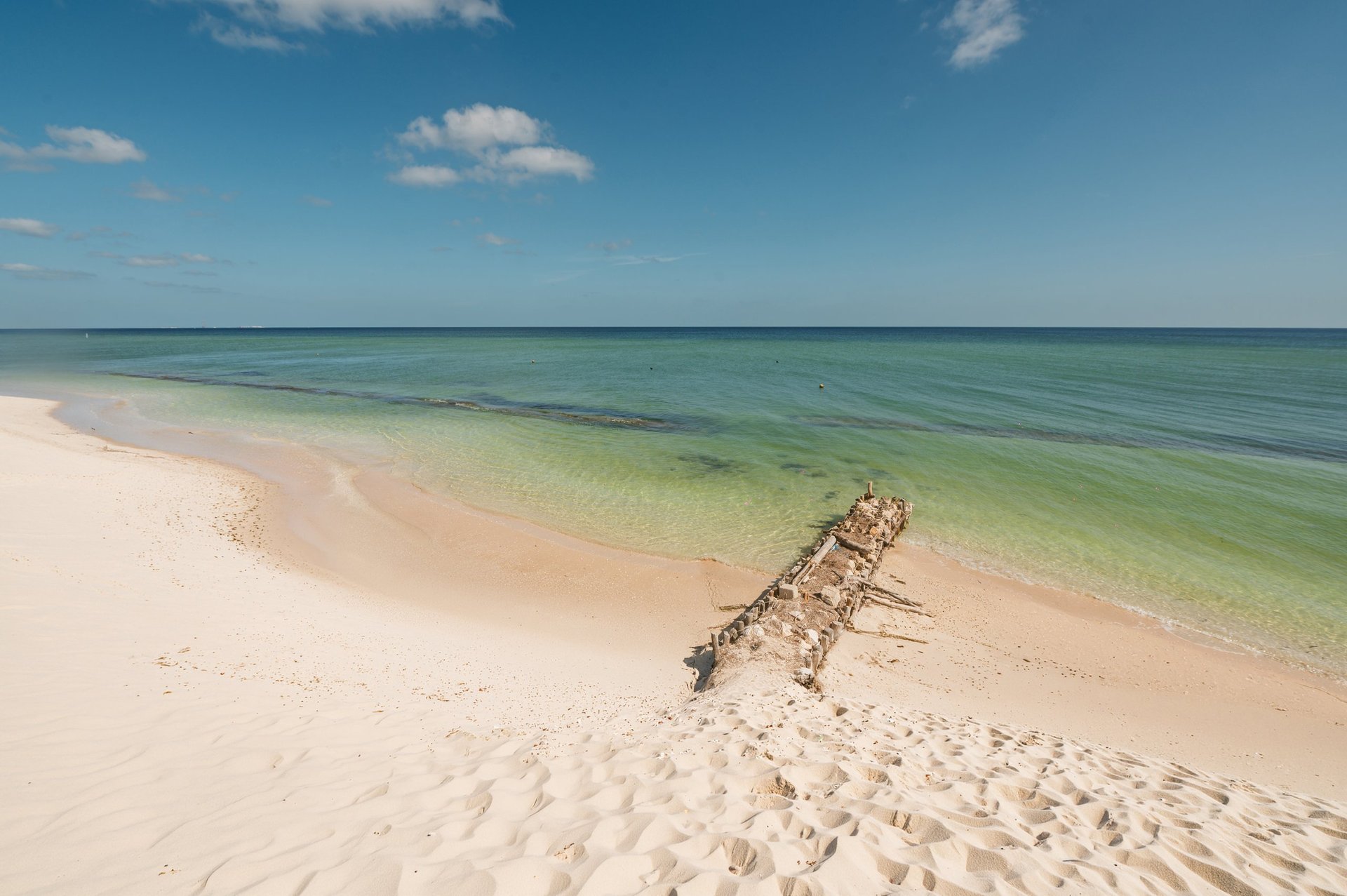Playa con arena y agua turquesa en Yucatán
