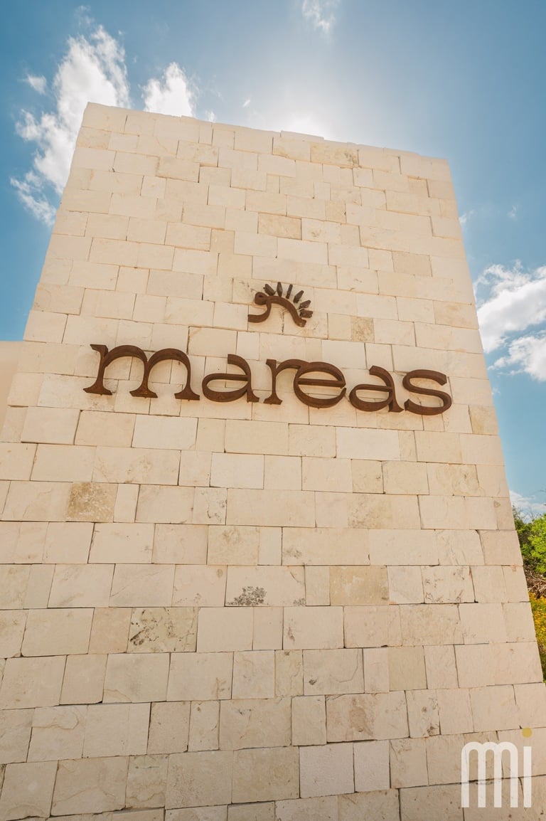 Monumento de piedra Mareas con símbolo del sol