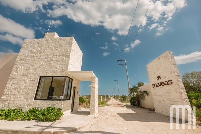 Edificios blancos modernos con arquitectura geométrica y palmeras